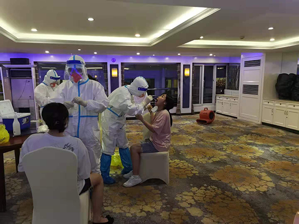 對?？慷妊疵谰S凱琳、凱蕾船員進行核酸檢測2.jpg