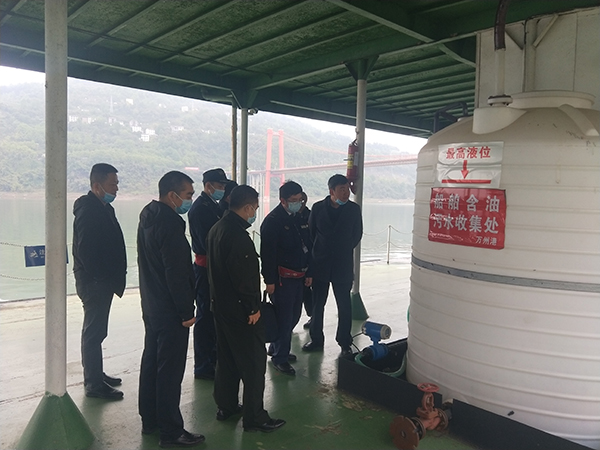 624cdf2e028a9.jpg 忠縣職能部門聯(lián)合檢查忠縣分公司港口污染防治工作2.jpg