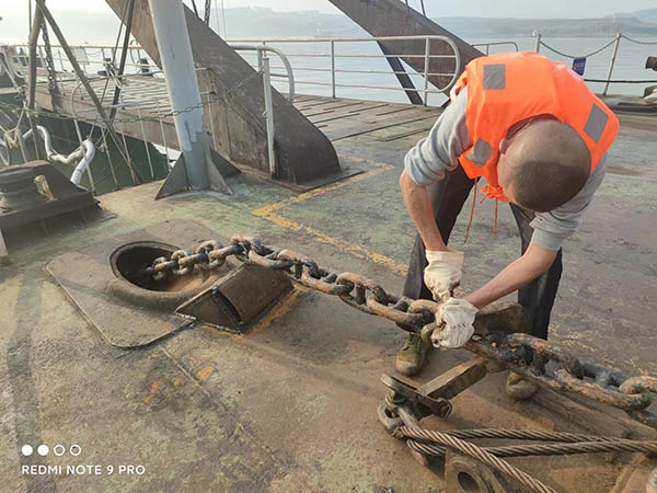 6265ed32041c6.jpg 技改后只需要一個(gè)人輕松就能卡住錨鏈.jpg