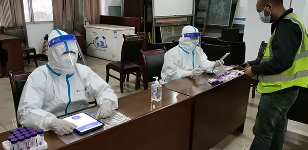 63734d76bb0a8.jpg 萬州港機關(guān)財務部青年黨員袁灝協(xié)助社區(qū)信息登記.jpg