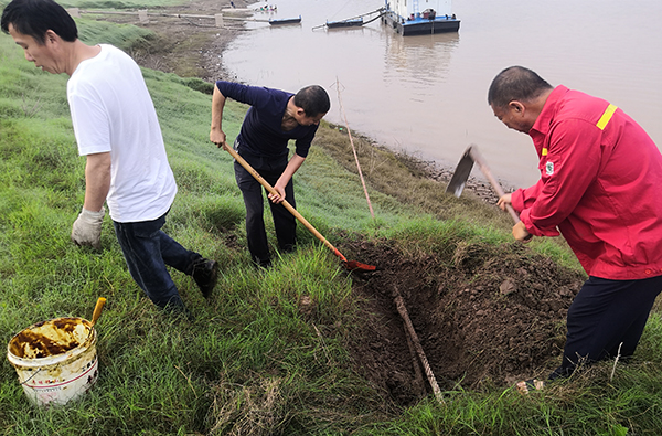 64a28b218c888.jpg 忠縣分公司對(duì)消落期港區(qū)系泊設(shè)施設(shè)備進(jìn)行維護(hù)保養(yǎng)2.jpg
