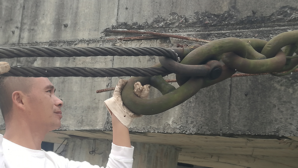 66416263d207e.jpg 2.紅星客運碼頭工作人員檢查地牛.jpg